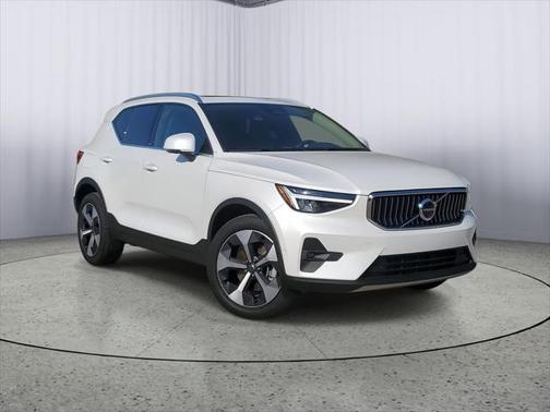 2025 Volvo XC40 B5 Plus Bright Theme