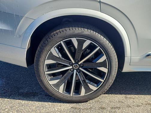 Crystal White Pearl 2026 Volvo XC90 Plus, B6 AWD Gas (mild hybrid), Gasoline, Bright, 7 Seats