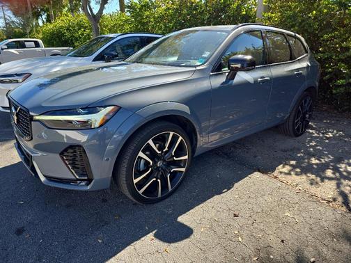 2023 Volvo XC60 B5 Ultimate Dark Theme