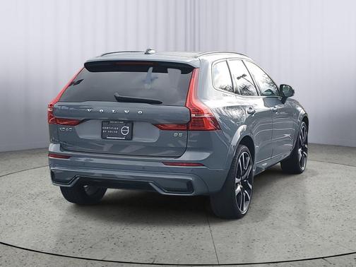 2023 Volvo XC60 B5 Ultimate Dark Theme