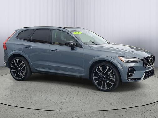 2023 Volvo XC60 B5 Ultimate Dark Theme