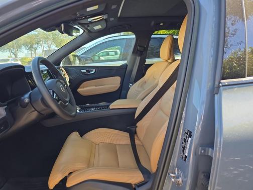 2023 Volvo XC60 B5 Ultimate Dark Theme