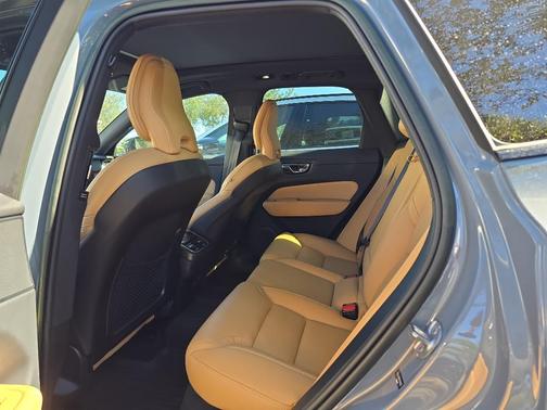 2023 Volvo XC60 B5 Ultimate Dark Theme