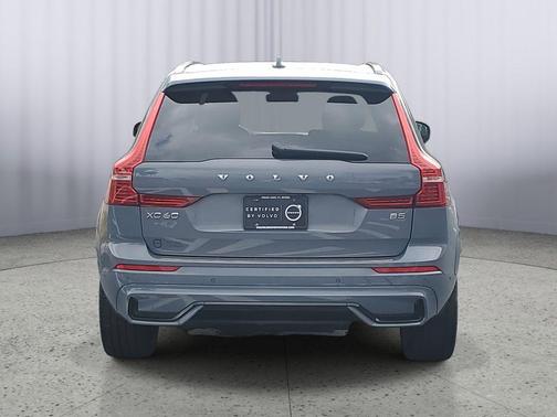 2023 Volvo XC60 B5 Ultimate Dark Theme