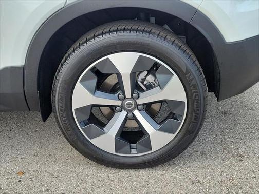 2025 Volvo XC40 B5 Plus Bright Theme