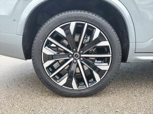 2025 Volvo XC90 B5 Plus 7-Seater