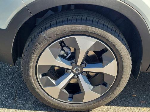 Crystal White 2026 Volvo XC40 Plus, B5 AWD Gas (mild hybrid), Dark