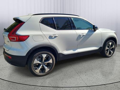 Crystal White 2026 Volvo XC40 Plus, B5 AWD Gas (mild hybrid), Dark