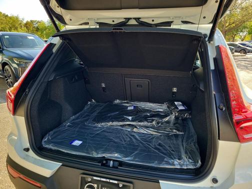 Crystal White 2026 Volvo XC40 Plus, B5 AWD Gas (mild hybrid), Dark