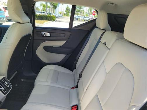 2025 Volvo XC40 B5 Plus Bright Theme
