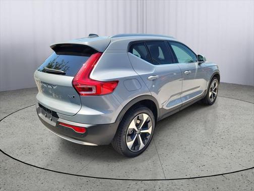 2025 Volvo XC40 B5 Plus Bright Theme