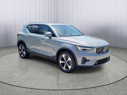 2025 Volvo XC40 B5 Plus Bright Theme