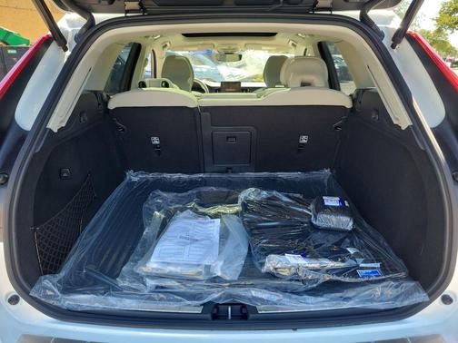 Crystal White Metallic 2026 Volvo XC60 B5 Ultra