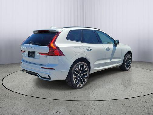 Crystal White Metallic 2026 Volvo XC60 B5 Ultra