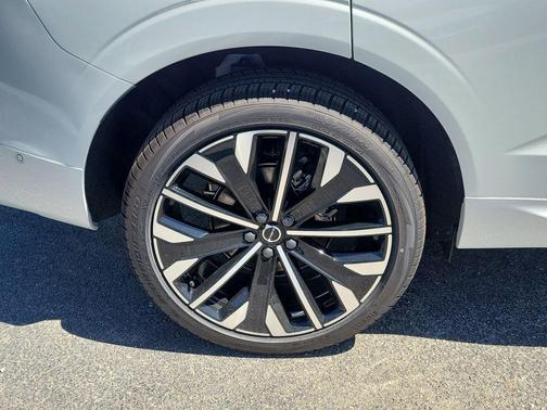 Crystal White Metallic 2026 Volvo XC60 B5 Ultra
