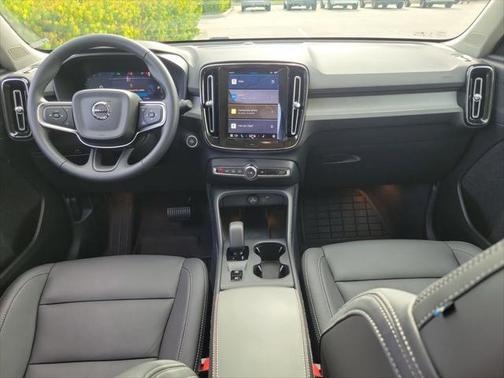 2025 Volvo XC40 B5 Core Bright Theme