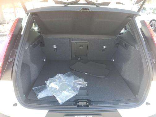 2026 Volvo XC40 Core, B4 FWD Gas (mild hybrid), Dark