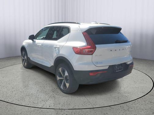 2026 Volvo XC40 Core, B4 FWD Gas (mild hybrid), Dark