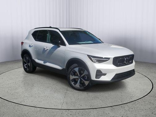 2026 Volvo XC40 Core, B4 FWD Gas (mild hybrid), Dark