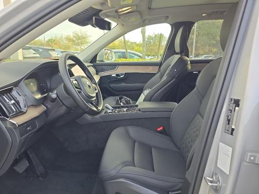 2025 Volvo XC90 B6 Plus 7-Seater