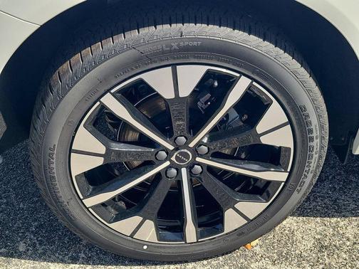 Crystal White Metallic 2026 Volvo XC60 B5 Plus