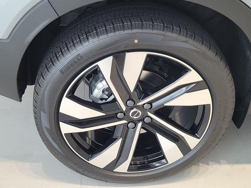Vapour Grey Metallic 2026 Volvo XC40 Plus, B4 FWD Gas (mild hybrid), Dark