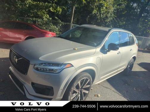 2023 Volvo XC90 Recharge Plug-In Hybrid T8 Ultimate Dark Theme 7-Seater