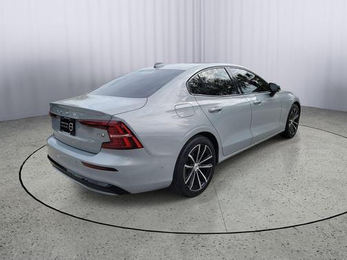 2025 Volvo S60 Plug-In Hybrid T8 Plus
