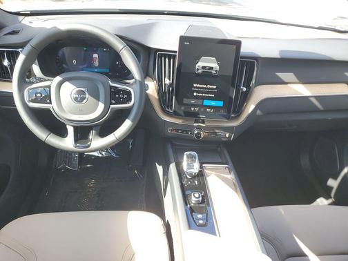 2026 Volvo XC60 B5 Plus