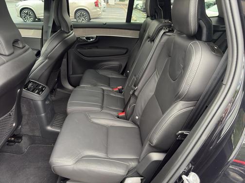 Onyx Black Metallic 2025 Volvo XC90 Plug-In Hybrid T8 Ultra 7-Seater