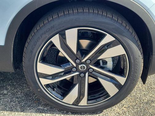 2026 Volvo XC40 Ultra, B5 AWD Gas (mild hybrid), Dark