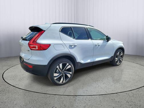 2026 Volvo XC40 Ultra, B5 AWD Gas (mild hybrid), Dark