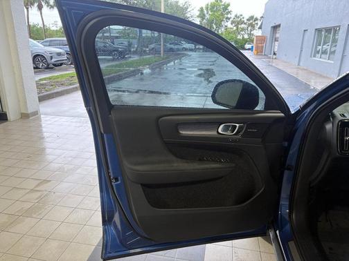 Bursting Blue Metallic 2019 Volvo XC40 T5 R-Design