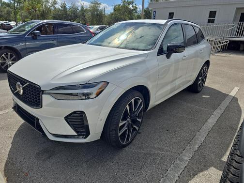 2024 Volvo XC60 B5 Ultimate Dark Theme