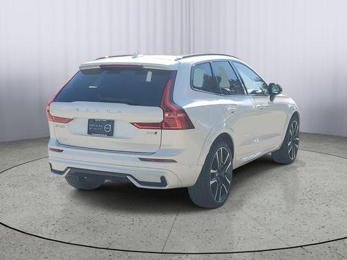 2024 Volvo XC60 B5 Ultimate Dark Theme