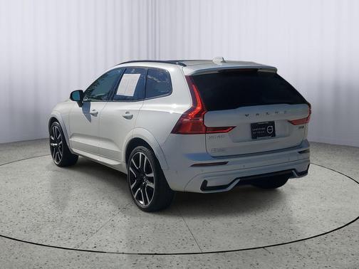 2024 Volvo XC60 B5 Ultimate Dark Theme