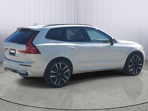 2024 Volvo XC60 B5 Ultimate Dark Theme