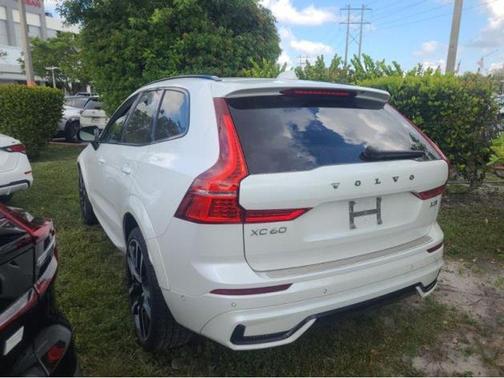 2024 Volvo XC60 B5 Ultimate Dark Theme