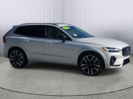 2024 Volvo XC60 B5 Ultimate Dark Theme