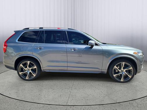 Bright Silver Metallic 2018 Volvo XC90 T5 Momentum