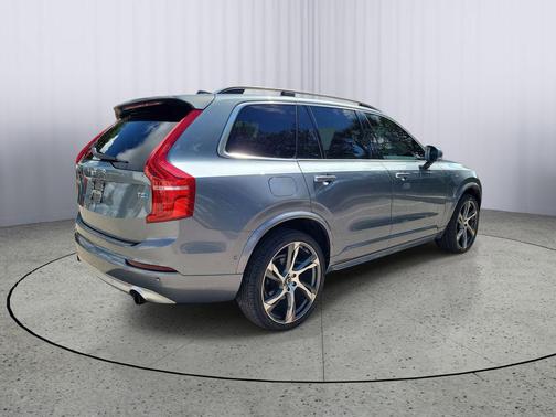 Bright Silver Metallic 2018 Volvo XC90 T5 Momentum