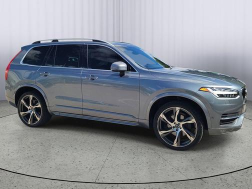 Bright Silver Metallic 2018 Volvo XC90 T5 Momentum
