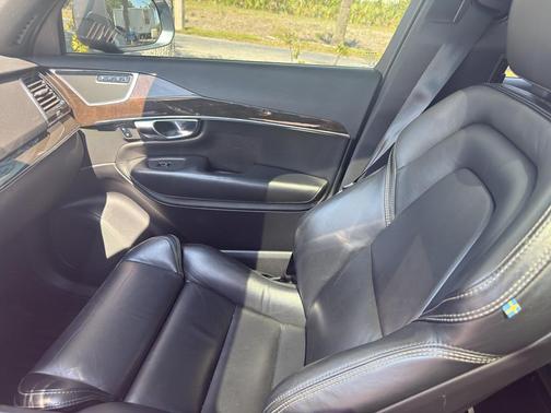 Bright Silver Metallic 2018 Volvo XC90 T5 Momentum