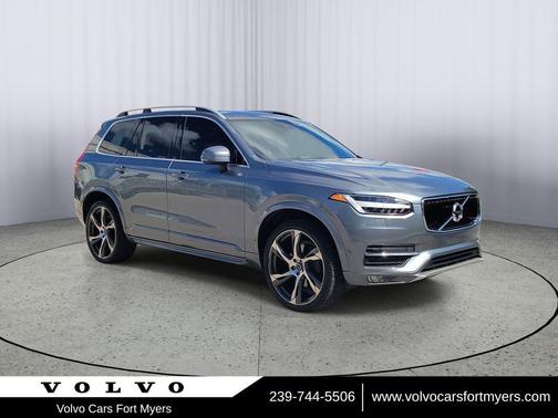 Bright Silver Metallic 2018 Volvo XC90 T5 Momentum