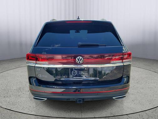 Deep Black Pearl 2025 Volkswagen Atlas 2.0T SE w/Technology