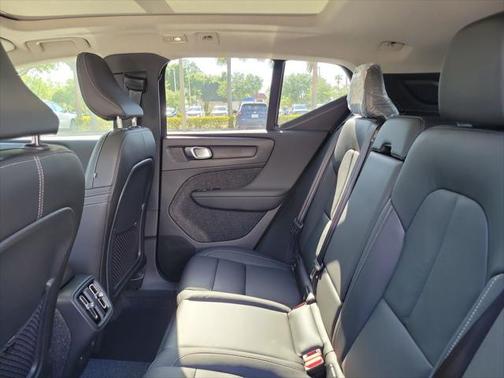2025 Volvo XC40 B5 Core Bright Theme
