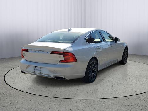2017 Volvo S90 T5 Momentum
