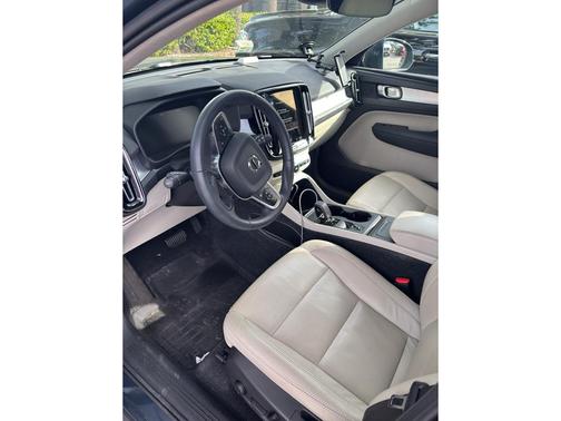 2022 Volvo XC40 T5 Momentum