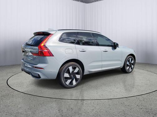 2025 Volvo XC60 Plug-In Hybrid T8 Plus