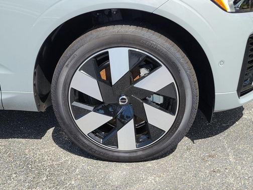 2025 Volvo XC60 Plug-In Hybrid T8 Plus